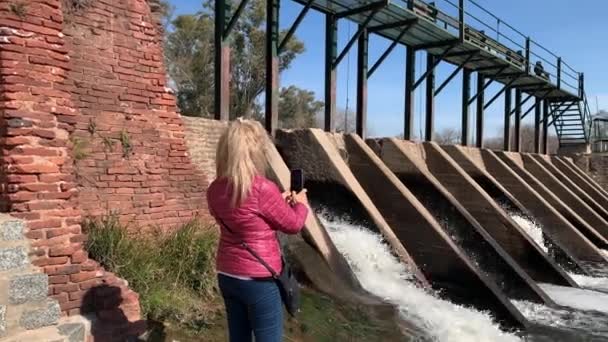 Žena Natáčí Chytrým Telefonem Odtok Vody Hrází San Antoniu Areco — Stock video