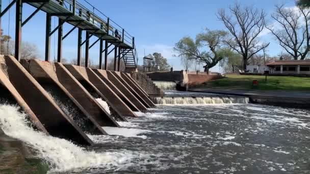 阿根廷布宜诺斯艾利斯San Antonio Areco大坝和瀑布的水流情况 — 图库视频影像