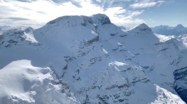 Buzul 3000 'deki kar örtülü dağların kış manzarası, İsviçre 3000 metre yükseklikte. Seyahat kavramı.