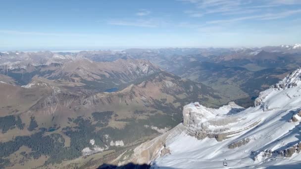 雪の冬の風景 氷河3000で山のキャップとスキーリフト 3000メートルの高度でスイス 旅行と観光のコンセプト — ストック動画