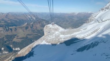LES DIABLERETLER, SWitness ZERLAND - 31 Ekim 2020: Buzul 3000 alanından geçen kablo araba. 