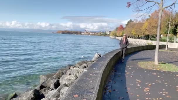 Žena Kráčí Slunečného Dne Ženevském Jezeře Pozadí Můžete Vidět Lausanne — Stock video