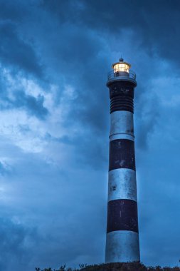 Claromeco, Buenos Aires, Arjantin 'de mavi saatte deniz feneri. Dikey