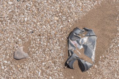 Sahilin yakınındaki kumsalda uzun süre terk edilmiş bir teneke kutuya yakın çekim. Dünyaya göz kulak ol.