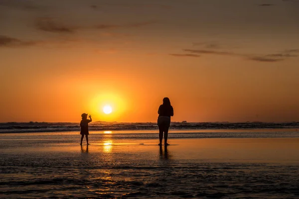 Silhouette Woman Child Watching Sunset Beach Sun Horizon Sea — Stock Photo, Image