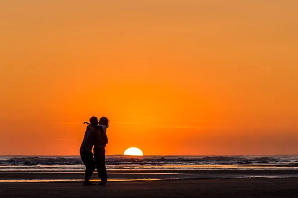 Silhouette Coppia Che Bacia Tramonto Sulla Spiaggia — Foto Stock