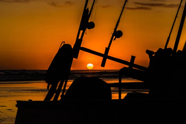 Silhouette Eines Fischerbootes Mit Angelruten Und Rollen Mit Goldenem Sonnenuntergang — Stockfoto