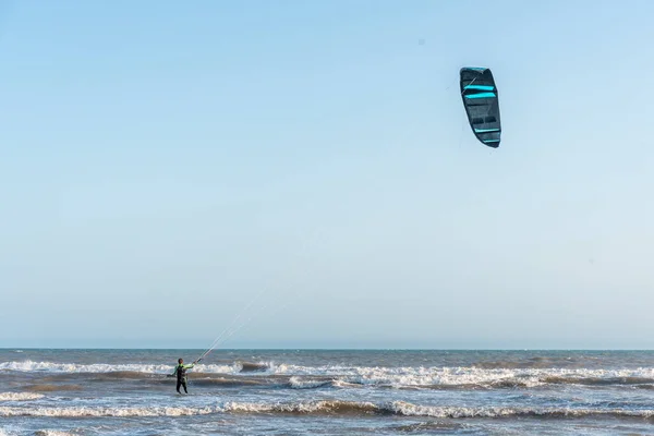 View Unrecognizable Man Kitesurfing Waves Blue Sky — Stock Photo, Image