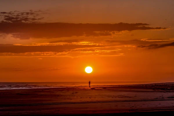 Silueta Hombre Parado Playa Mirando Una Puesta Sol Dorada Con — Foto de Stock