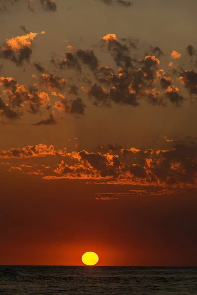 Portrait Beautiful Sunset Sun Sea Illuminating Clouds — Foto de Stock