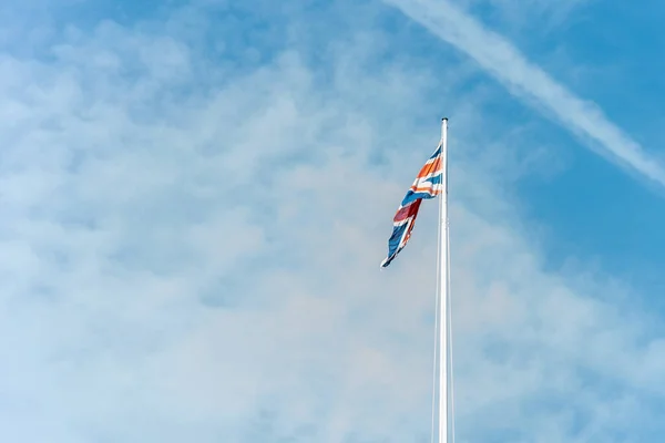 Флаг Великобритании Над Светло Голубым Небом Облаками — стоковое фото