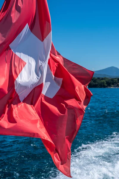 Vertikální Fotografie Švýcarské Vlajky Vlající Větru Lodi Ženevským Jezerem — Stock fotografie