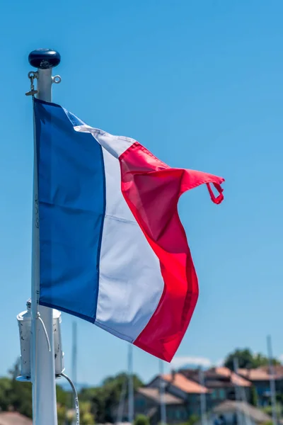 Francouzská Vlajka Stěžni Nad Modrou Oblohou — Stock fotografie