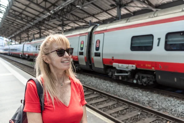 Femme Adulte Mature Avec Des Lunettes Soleil Attendant Train Sur — Photo