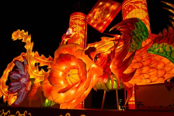 中国传统的春节元宵节 灯笼上的汉字是 意思是 图库照片