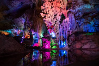 Yeraltı karst mağarası renk ışığıyla aydınlanıyor