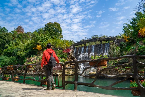 Frühling Sonniges Wetter Wasserfalllandschaft lizenzfreie Stockfotos