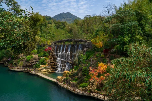 Frühling Sonniges Wetter Wasserfalllandschaft Stockbild