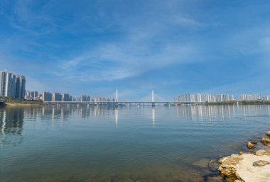 Şehir Nehri ve Köprü Manzarası