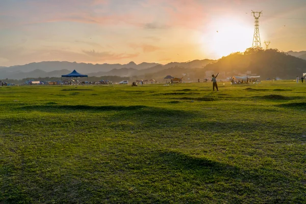 People Playing Grassland Sunset Fotos De Stock Sin Royalties Gratis