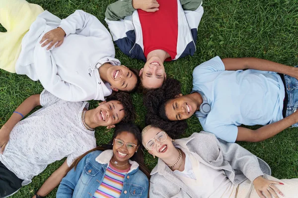 Heureux groupe joyeux de jeunes amis multiculturels profiter ensemble la vie à l'extérieur, souriant regardant à la caméra — Photo
