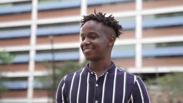 Retrato de jovem afro-americano feliz sorrindo na cidade — Vídeo de Stock