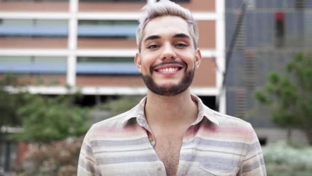 Retrato de jovem gay bonito feliz com barba e maquiagem nos olhos e lábios. Conceito de Diversidade Lgbt — Vídeo de Stock