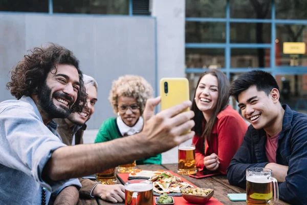 Ryhmä onnellisia ystäviä ottaa selfie valokuva ulkona ravintola baari jakaa juhla sosiaalisessa mediassa — kuvapankkivalokuva