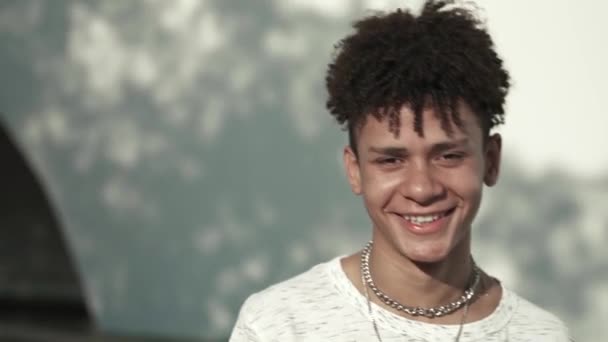 Porträt eines glücklichen lateinamerikanischen Teenagers, der lächelt, lacht und mit positiver Emotion in die Kamera blickt und einen erfolgreichen Lebensstil genießt — Stockvideo