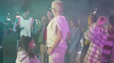 Dans eden kadınlar ve mutlu çoklu etnik arkadaşlar eğlenceli hip hop serbest parti dansları yapıyorlar.