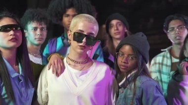 Bir grup havalı genç gece müzik videosu dans performansı partisinden sonra kameraya bakıyor.