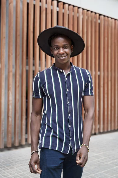 Portrett av hipster ung afrikansk mann med trendy hverdagsantrekk og hatt – stockfoto