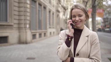 Şehirdeki bir telefon görüşmesinde Orta Çağ Mutlu İş Kadını. Başarılı kadın yönetici işe gidiyor.
