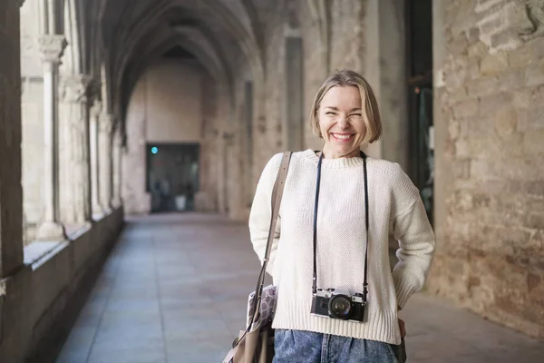 Iloinen blondi turisti nainen vierailee Euroopan historiallinen kaupunki — kuvapankkivalokuva