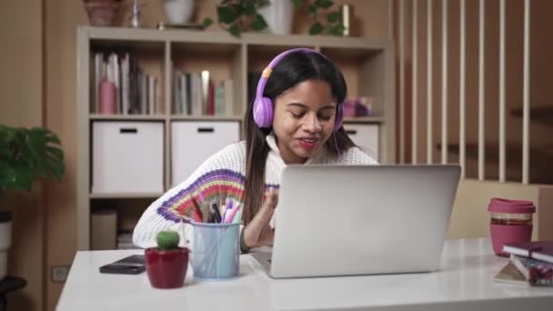 Afro-Américaine Adolescente Apprendre à faire un appel vidéo en ligne avec un ami ou un enseignant de la maison — Video