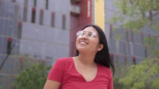 Joven Hispana Latinoamericana Confiada caminando por la ciudad. Hermosa chica de etnia andina — Vídeo de stock