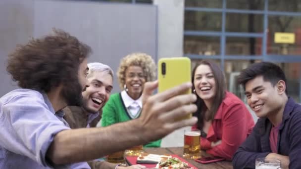 Grupo feliz diversos amigos haciendo selfie videocall en línea en el bar al aire libre para compartir la celebración en las redes sociales — Vídeo de stock