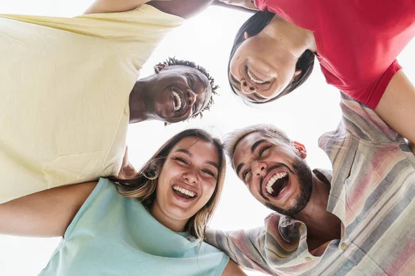 Venner ler høyt utendørs, deler gode og positive følelser. – stockfoto