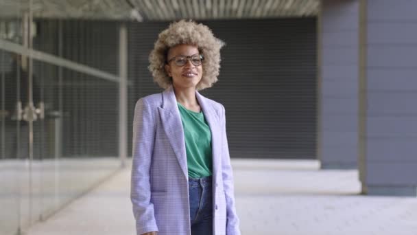 Portrait of modern creative empowered black woman crossing arms in a office corporate business district in the city — Stock Video