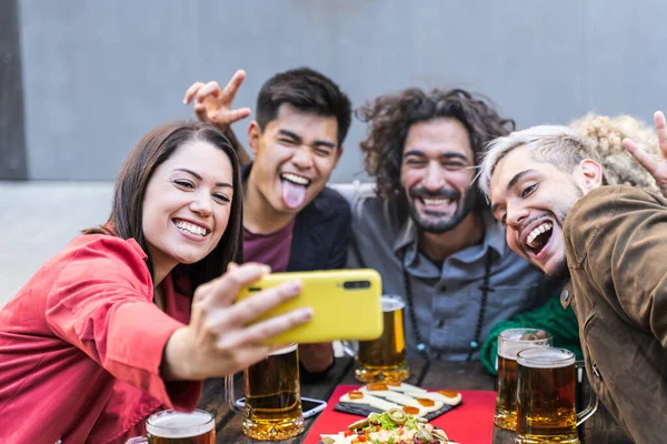 Nuorilla Hauskaa Ottaa Selfie Kuva Baarissa Ravintolassa Iloiset Monirotuiset Ystävät — kuvapankkivalokuva