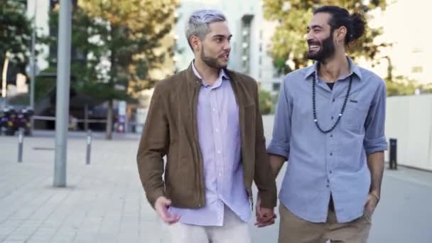 Latinamerikanskt Gaypar Som Går Stadens Gator Dejt Glada Kaukasiska Homosexuella — Stockvideo