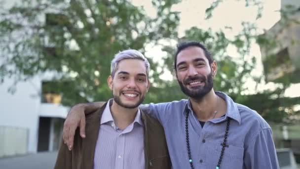 Νεαρό Ευτυχισμένο Αρσενικό Ομοφυλόφιλο Ζευγάρι Αγκαλιάζεται Χαμογελά Και Απολαμβάνει Χρόνο — Αρχείο Βίντεο