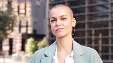 Modern iş şirketinin kendine güvenen kadın yönetici lideri. Tıraşlı saçlı profesyonel kadının portresi.