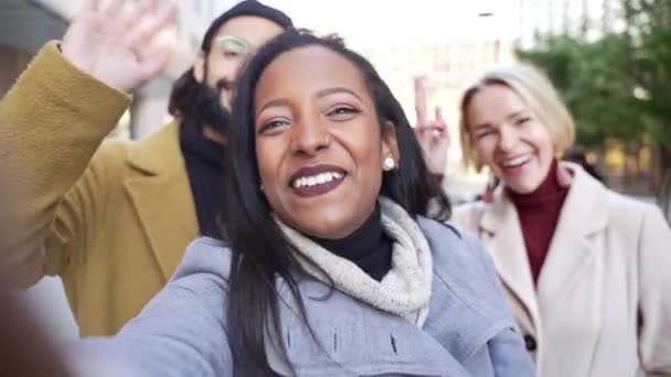 Νέοι συνεργάτες επιχειρήσεων μοιράζονται selfie βίντεο κλήση social media με επαγγελματία συνάδελφο φίλο που χρησιμοποιούν στο smartphone μετά την εργασία — Αρχείο Βίντεο