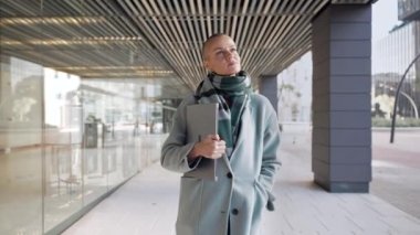 Açık ofis alanında kısa saçlı, kendine güvenen bir iş kadını. Güçlü kadın yönetici başarılı şirket kariyerinin tadını çıkarıyor