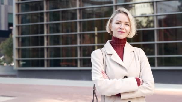 Empleada ejecutiva de confianza de la empresa de negocios moderna. Retrato de mujer profesional feliz fuera del lugar de trabajo de la oficina — Vídeos de Stock