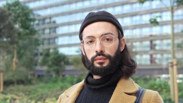 Porträt eines Künstlers oder kreativen Berufskünstlers mit Bart, Hut und Brille vor dem Büro — Stockvideo