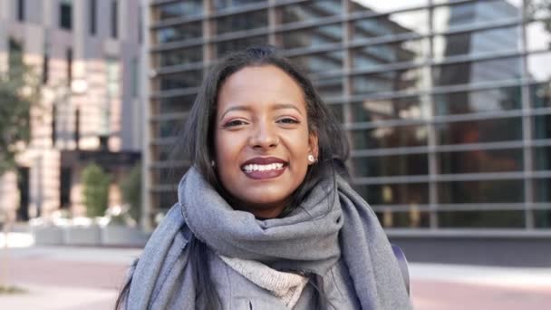 Empleada confiada de la empresa moderna. Retrato de mujer profesional negra en el área de oficina — Vídeos de Stock