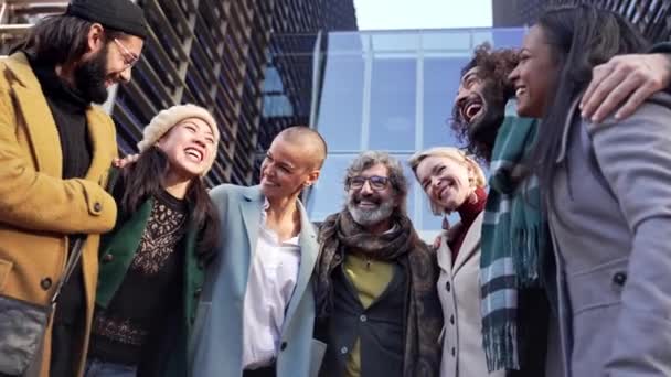 Team av glada affärsmän skrattar utanför kontoret - Grupp av kreativa proffs firar framgång — Stockvideo