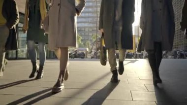 İş Ekibi Halkı, şehirde başarılı şirket profesyonellerinden oluşan bir grup olarak amaçlarına ulaşmak için özgüven ve kararlılıkla birlikte yürüyor.